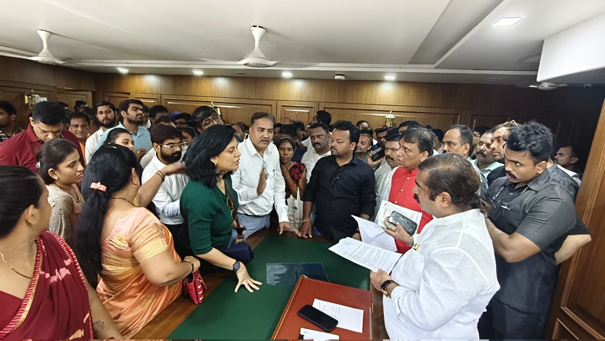 ramkadam's tweet photo. राम दरबार...जनतेची सेवा करण्यासारखे दुसरे सुख समाधान नाही, असं म्हणतात ओंजळ भरून वाहण्या अगोदर तीला दान, धर्म आणि लोककल्यानासाठी रिकामी करावी ... अशीच सेवा आणि मोफत ऑपरेशन माझ्या हातून घडत राहोत हीच परमेश्वर चरणी प्रार्थना... https://t.co/T13zxlJ1uf