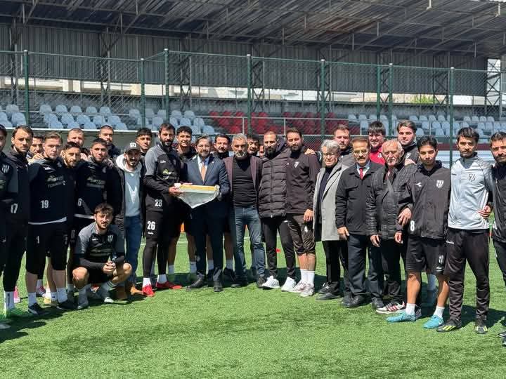 cetinerman's tweet photo. Aydın Gazeteciler Cemiyeti olarak, Süper Amatör Lig’de şampiyonluk mücadelesi veren lider Aydınspor’un antrenmanını ziyaret ederek siyah beyazlılara moral olmaya gittik. https://t.co/cgAMuzOqg9
