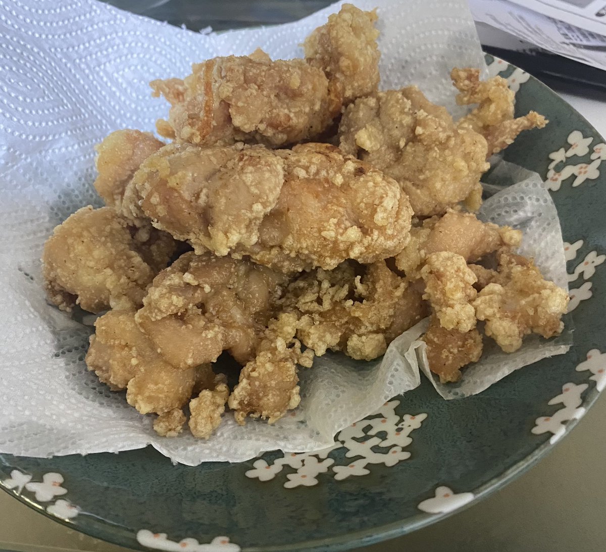 X63013442's tweet photo. 唐揚げ作ったびょーん
作り方
•まずサウジアラビアに行き石油王と友達になりましょう
•そして近所のスーパーに行き味がついた鶏肉を買いましょう(諸味チキンなど)
.•次にアニメクッキングパパを見ましょう
•片栗粉と鶏肉を混ぜましょう
•油を用意し5分ほど揚げましょう
お皿などに移して完成です https://t.co/a9q2ZyoPQi