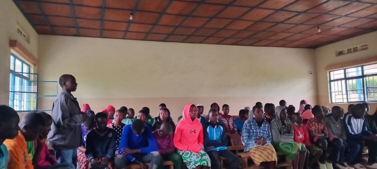 NYCByumba's tweet photo. @GicumbiDistrict  #Byumbasector  hahuje  urubyiruko rw'ababyeshuri biga mu mashuri yisumbuye barenga 80, kugirango baganirizwe  amateka yaranze igihugu cyacu 1994 mugihe cya Jenoside yakorewe abatutsi https://t.co/l0adk5c6mN