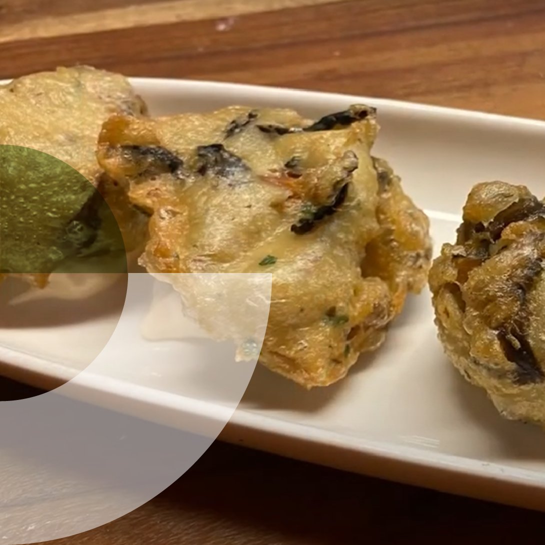 Cuando pensamos en buñuelos, lo primero que nos viene a la mente son los dulces típicos de Semana Santa. Pero, ¿y si le damos un giro salado con #setas?😋🍄‍🟫

Esta receta es perfecta para sorprender en cualquier comida.🔥🍽️

Descubre cómo prepararlos➡️ instagram.com/mycotour/