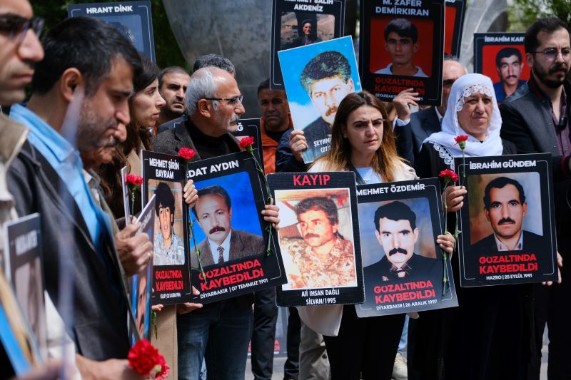 📢844. HAFTADA ALİ İHSAN DAĞLI’NIN FAİLLERİ SORULDU!

Şubemiz ve kayıp yakınları olarak "Kayıplar Bulunsun, Failler Yargılansın" eylemimizin 844. haftasında,

Diyarbakır’ın Silvan ilçesinde 14 Nisan 1995 tarihinde gözaltında kaybedilen Ali İhsan Dağlı’nın failleri soruldu.