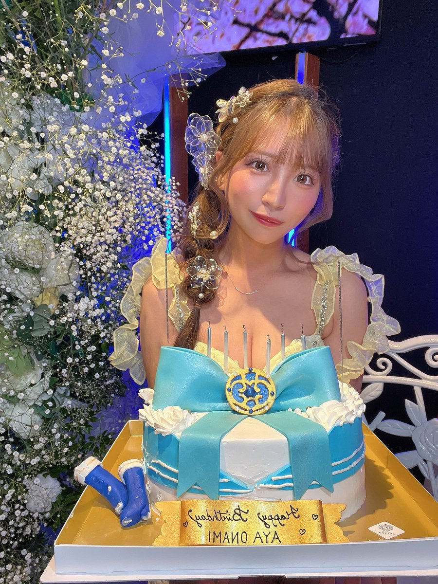 yuyu_chan22's tweet photo. 小那海あやBirthday party🎂💛
今年もとびきり幸せなプリンセスにしてくれてありがとう🕊💛

ドレスとコンセプトに合わせてくれたフラスタもめリウスのケーキも素敵すぎた(；_；)💛💛

#毎日おなみ https://t.co/MAB3PTDhOh