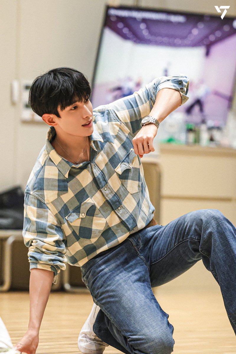 THE WAY MY HEART FLUTTERS LOOKING AT THIS BF DOKYEOM PIC……..