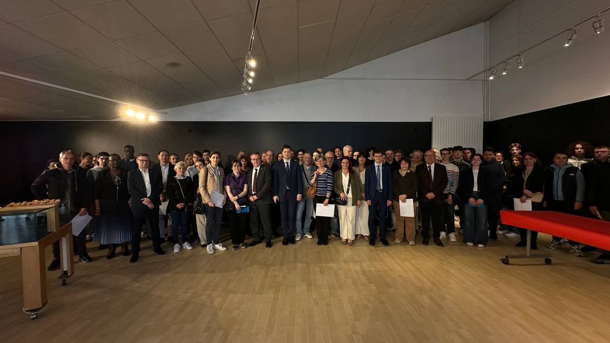 Fabien_Au's tweet photo. Cérémonie citoyenne à @VilledeVerneuil : l'occasion avec les élus de la ville de remettre les cartes d'électeurs et les médailles du travail. Et de se rassembler autour des valeurs de la #République 🇫🇷 https://t.co/yux0kRRs2u