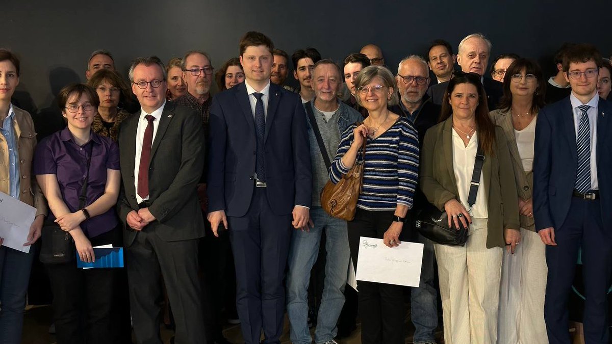 Fabien_Au's tweet photo. Cérémonie citoyenne à @VilledeVerneuil : l'occasion avec les élus de la ville de remettre les cartes d'électeurs et les médailles du travail. Et de se rassembler autour des valeurs de la #République 🇫🇷 https://t.co/yux0kRRs2u