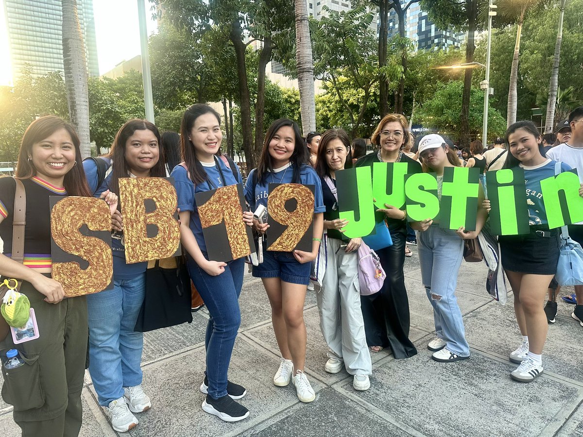 brightsunkhdj's tweet photo. Day4 sa DAM Tree hahaha. Sasakses kaya ulit? ๐ฅน Nakapagpa-pic nadin ulit sa Justin letters eyy haha ๐ฝ๐
@SB19Official
#SB19 #DAMTreeinBGC #SimulaAtWakasEP https://t.co/vVIwzn7ZVN