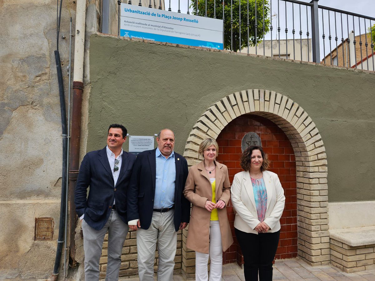 👉#Almoster inaugura la Plaça Josep Roselló, convertida ara en un espai de gaudi per a la ciutadania, amb el suport de la <a href="/Dipta_cat/">Diputació de Tarragona</a>. La presidenta <a href="/nllaurado/">Noemí Llauradó Sans</a> i l'alcalde, Josep Llonch, descobreixen la placa commemorativa durant un acte festiu al municipi.
#DiptaSuma
