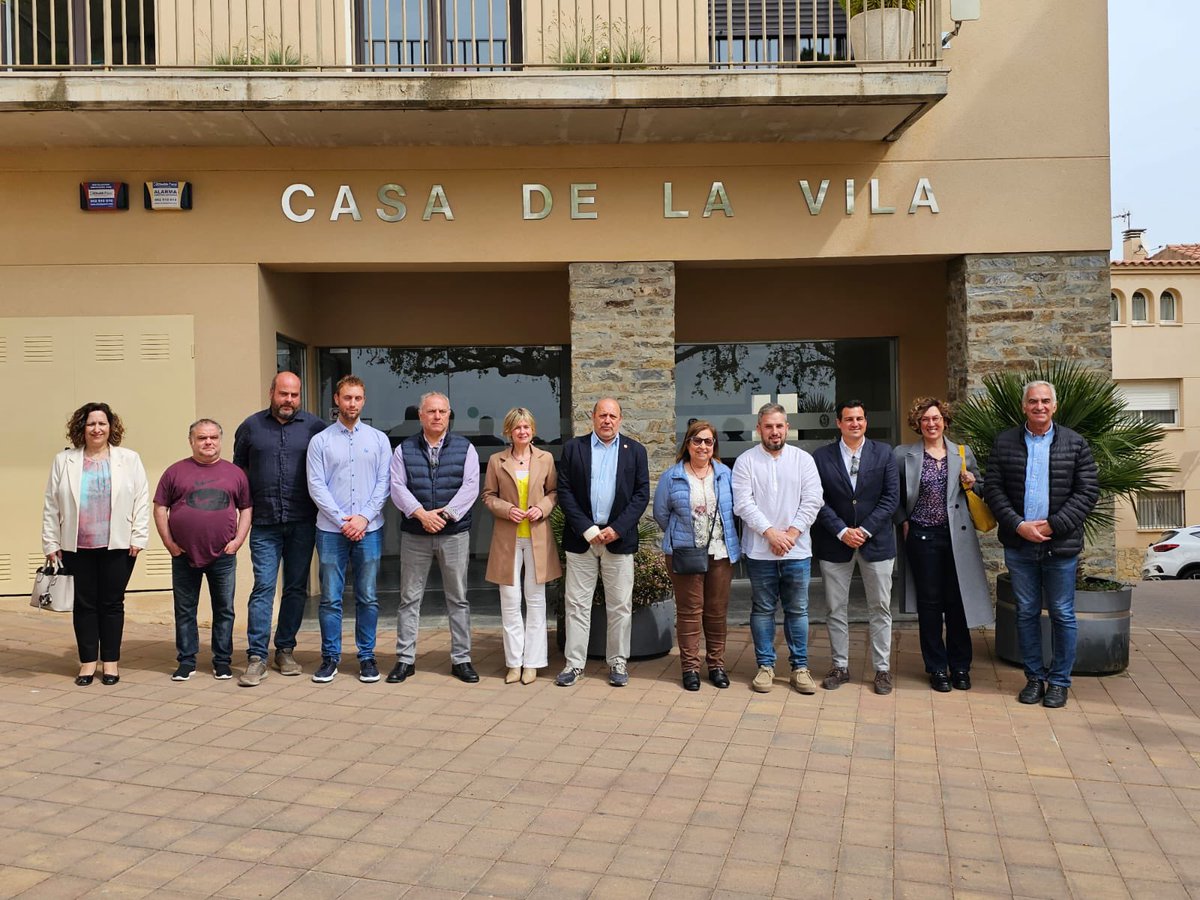 Dipta_cat's tweet photo. 👉#Almoster inaugura la Plaça Josep Roselló, convertida ara en un espai de gaudi per a la ciutadania, amb el suport de la @Dipta_cat. La presidenta @nllaurado i l'alcalde, Josep Llonch, descobreixen la placa commemorativa durant un acte festiu al municipi.
#DiptaSuma https://t.co/lLyhyuNFZh