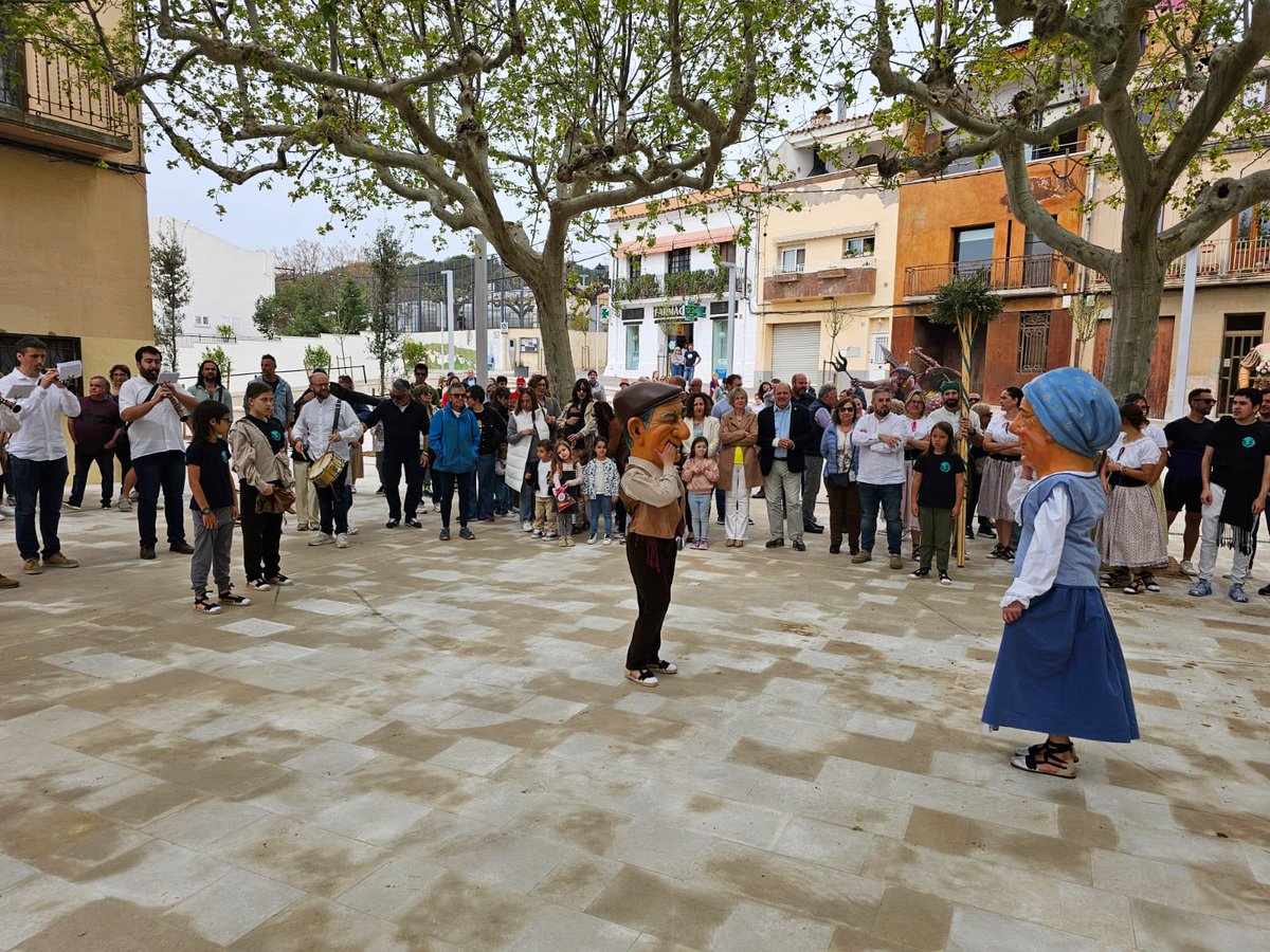 Dipta_cat's tweet photo. 👉#Almoster inaugura la Plaça Josep Roselló, convertida ara en un espai de gaudi per a la ciutadania, amb el suport de la @Dipta_cat. La presidenta @nllaurado i l'alcalde, Josep Llonch, descobreixen la placa commemorativa durant un acte festiu al municipi.
#DiptaSuma https://t.co/lLyhyuNFZh