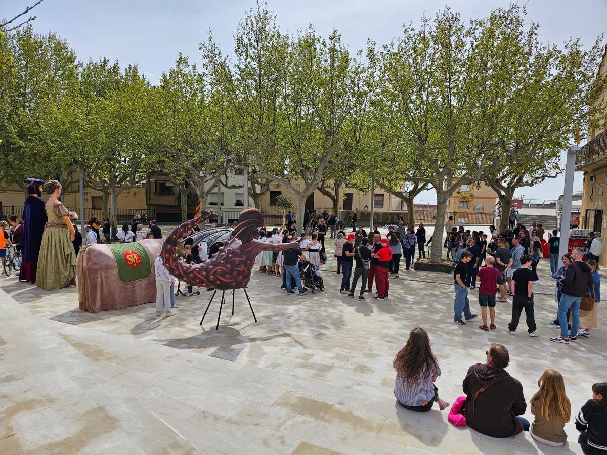Dipta_cat's tweet photo. 👉#Almoster inaugura la Plaça Josep Roselló, convertida ara en un espai de gaudi per a la ciutadania, amb el suport de la @Dipta_cat. La presidenta @nllaurado i l'alcalde, Josep Llonch, descobreixen la placa commemorativa durant un acte festiu al municipi.
#DiptaSuma https://t.co/lLyhyuNFZh
