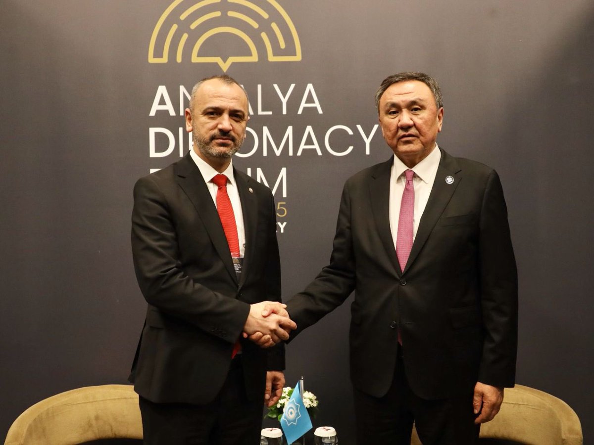 AlperKucukTK's tweet photo. Antalya Diplomasi Forumu marjında Türk Devletleri Teşkilatı Genel Sekreteri Büyükelçi Sayın Kubanychbek Omuraliev ile bir araya geldik. 

Ekim 2024’te kuruluşunu gerçekleştirdiğimiz Türk Devletleri Teşkilatı Kızılay Kızılhaçları Ağı (@TurkicRedNetwork) kapsamında gerçekleştirilen ve kan hizmetleri, sağlık, gönüllülük, gençlik ve insani yardımlar gibi alanlarda planlanan ortak çalışmaları değerlendirdik. 

#ADF2025