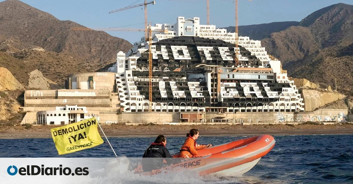 ¿No hay ningún fiscal que tenga la amabilidad de decirle al Alcalde de Carboneras que cumpla las sentencias del TSJA, que clasifique El Algarrobico como no urbanizable y que tramite el expediente de revisión de la licencia? ¿Esto es un Estado de Derecho o una casa de lenocinio?