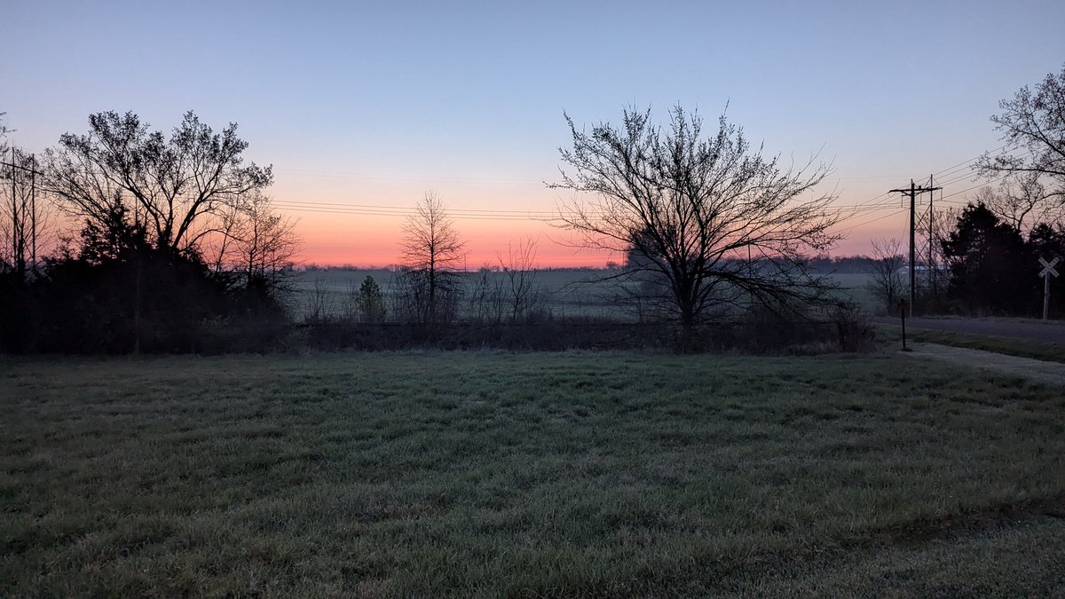 nicholas_drake's tweet photo. What a beautiful morning! Nice enough for a walk, but brisk enough that that hot cup of coffee is going to taste really good. #sunrise #KingdomCity #CallawayCounty https://t.co/ZG5oXBGj7t