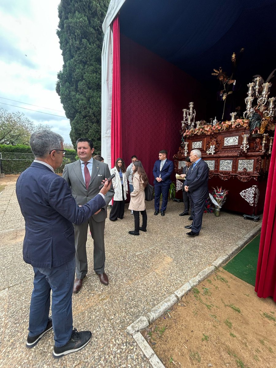 VOX_SevCapital's tweet photo. Visitamos a la Agrupación Parroquial de la Humildad @aphumildad con nuestro deseo de un fructífero #SabadoDePasión y un afectuoso saludo a toda su corporación. https://t.co/eVFTgXKZyH