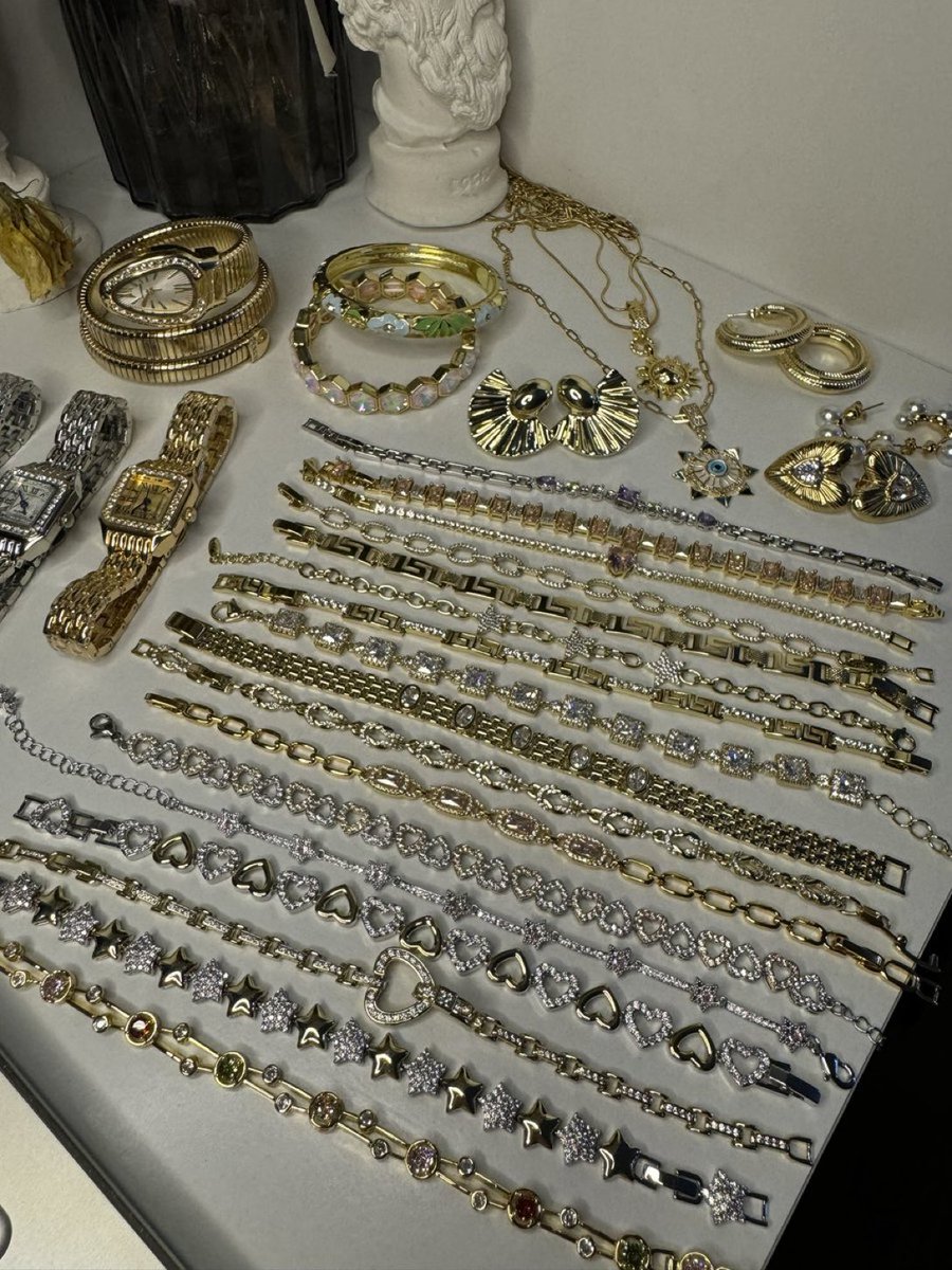 kizlar
ve
onlarin
bitmek bilmeyen
TAKI tuku
sevdasi