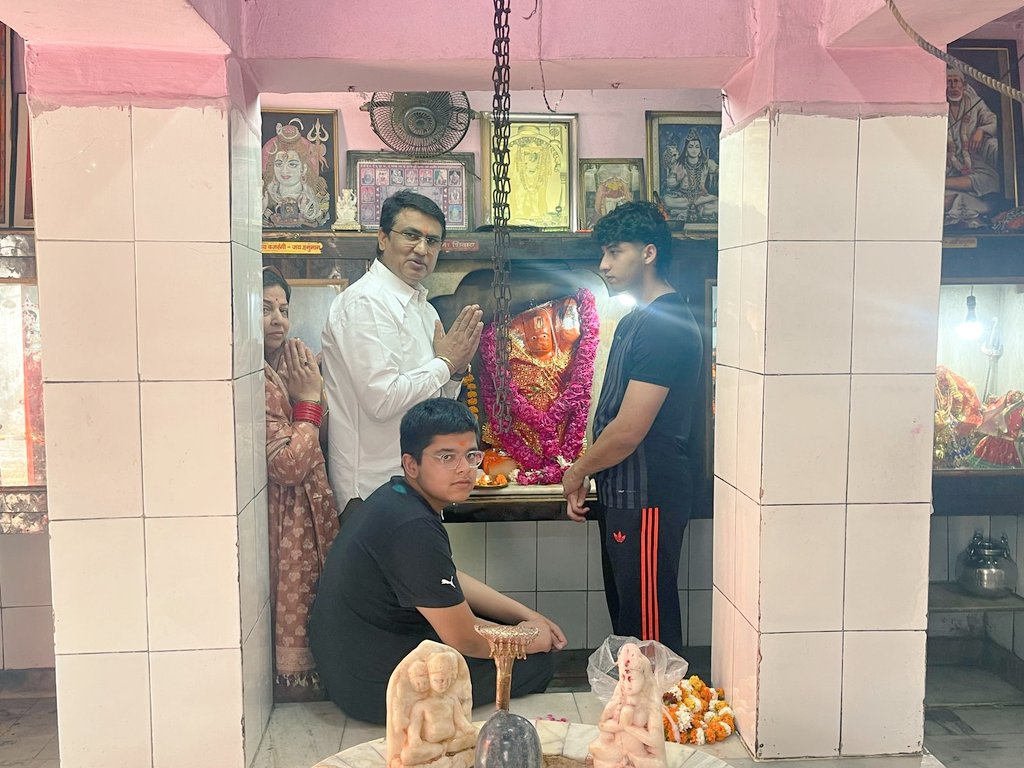 Ch_AnilKumarINC's tweet photo. हनुमान जयंती की हार्दिक शुभकामनाएं।

शक्ति, भक्ति और सेवा के प्रतीक श्री हनुमान जी का आशीर्वाद हम सबको धर्म, सत्य और न्याय के मार्ग पर चलने की प्रेरणा देता।
आज परिवार सहित अपने पैतृक मंदिर पर पूजा अर्चना कर भंडारे में सेवा करते हुए।

“बुद्धिर्बलं यशो धैर्यं निर्भयत्वमरोगता।
अजाड्यं वाक्पटुत्वं च हनूमत्स्मरणाद्भवेत्॥”