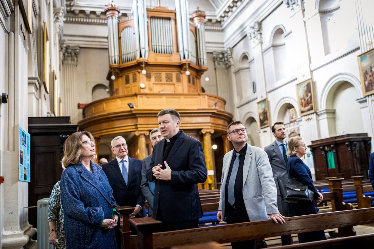 Marszałek Senatu Małgorzata Kidawa-Błońska <a href="/M_K_Blonska/">Małgorzata Kidawa-Błońska</a> drugiego dnia wizyty w #Dublin złożyła wpis do księgi kondolencyjnej pamięci ks. Stanisława Hajkowskiego w siedzibie Duszpasterstwa 🇵🇱Polskiego w 🇮🇪Irlandii.