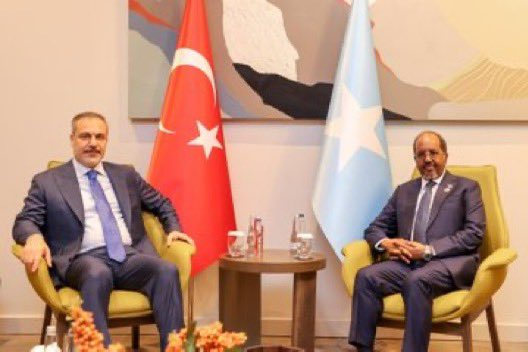 sntvnews1's tweet photo. President @HassanSMohamud held a productive meeting with #Türkiye’s Foreign Minister Hakan Fidan on the sidelines of the Antalya Diplomacy Forum in Antalya, Türkiye. They discussed the enduring brotherly ties between Somalia and Türkiye, and explored ways to deepen cooperation in the areas of trade and security. 

They reiterated their shared commitment to accelerate the ongoing offensive against international terrorism in Somalia, recognizing that a stable and prosperous Somalia is vital to the peace and security of the wider region and beyond.