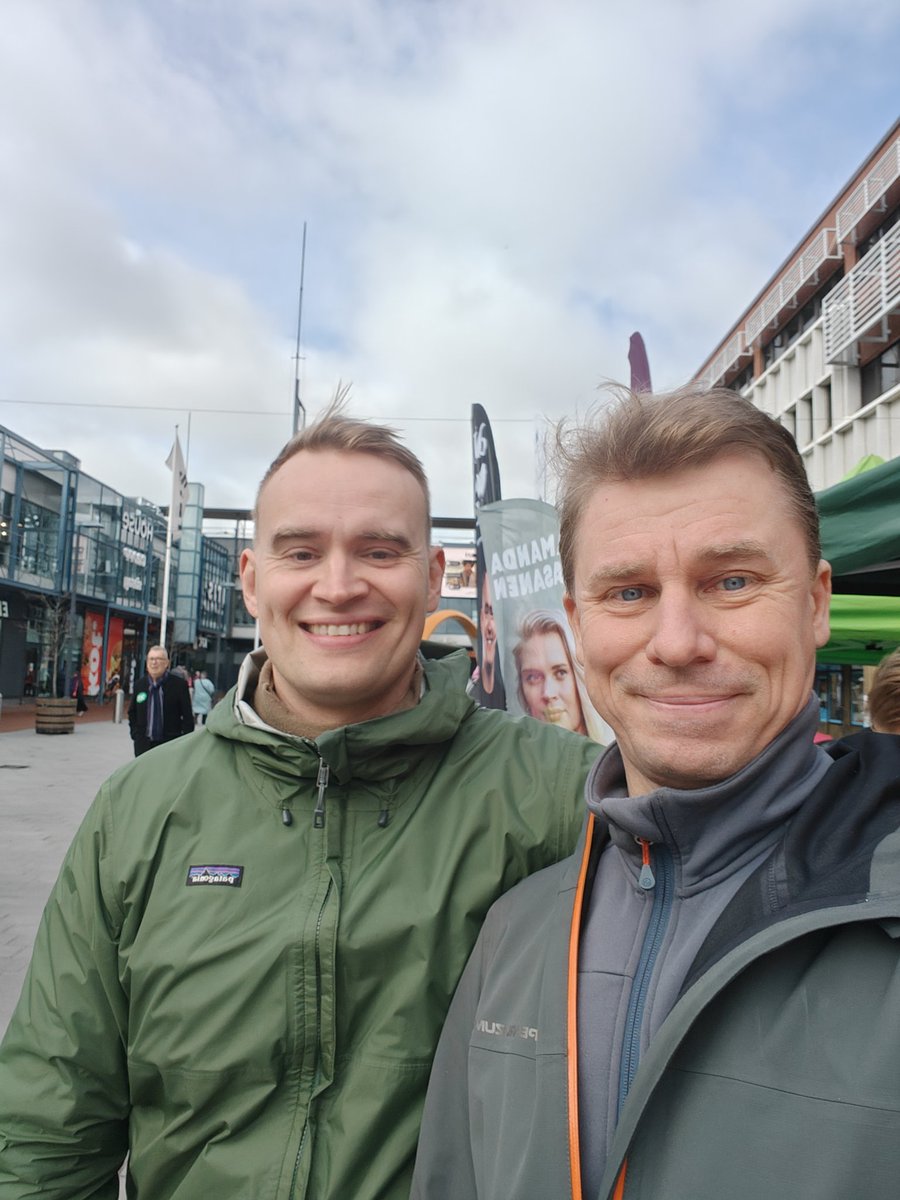 Itäkeskuksesta levittelevät kaikenlaisia juttuja eniten ne, jotka ovat täällä tuskin käyneetkään.

Oikeasti täällä voi törmätä vaikka pormestariehdokkaaseen!
Oula 798 ja Atte 723
#kuntavaalit #Helsinki