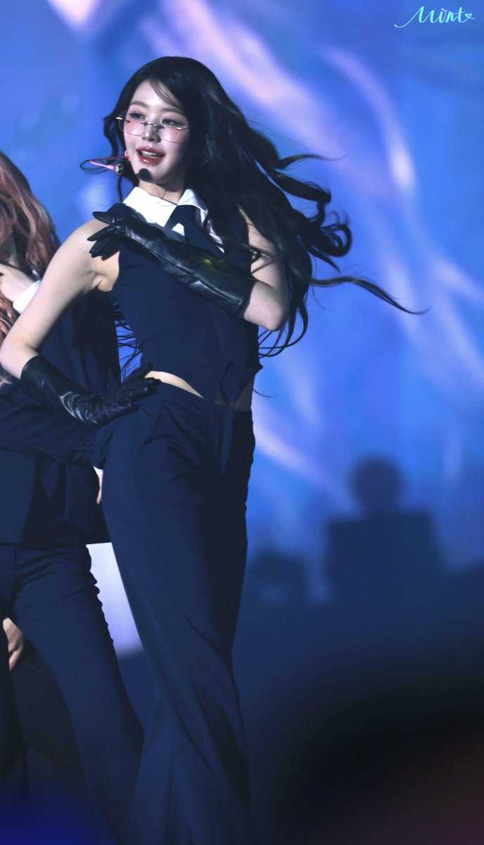 250405 IVE 3rd Fancon Day1
♟️

#아이브 #IVE #장원영 #JANGWONYOUNG #원영 #WONYOUNG #ウォニョン