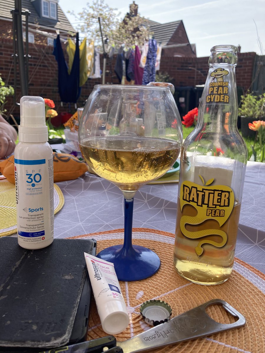 BrewBearUK's tweet photo. Think that’s my Saturday sorted! Enjoy the sunshine 👍🍻🥃🌞🍺🍔🥂🍷🍾 #cider #rattler #Rattlers #cornwall #cyder #pear #WeekendVibes #weekendmood #ultrasun https://t.co/vQlktrsbdu