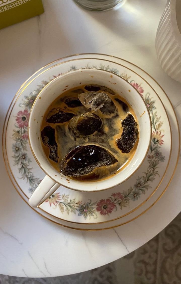 بقايا الثلج كانها بقايا مشاعر والثلج مسالة وقت ويذوب .