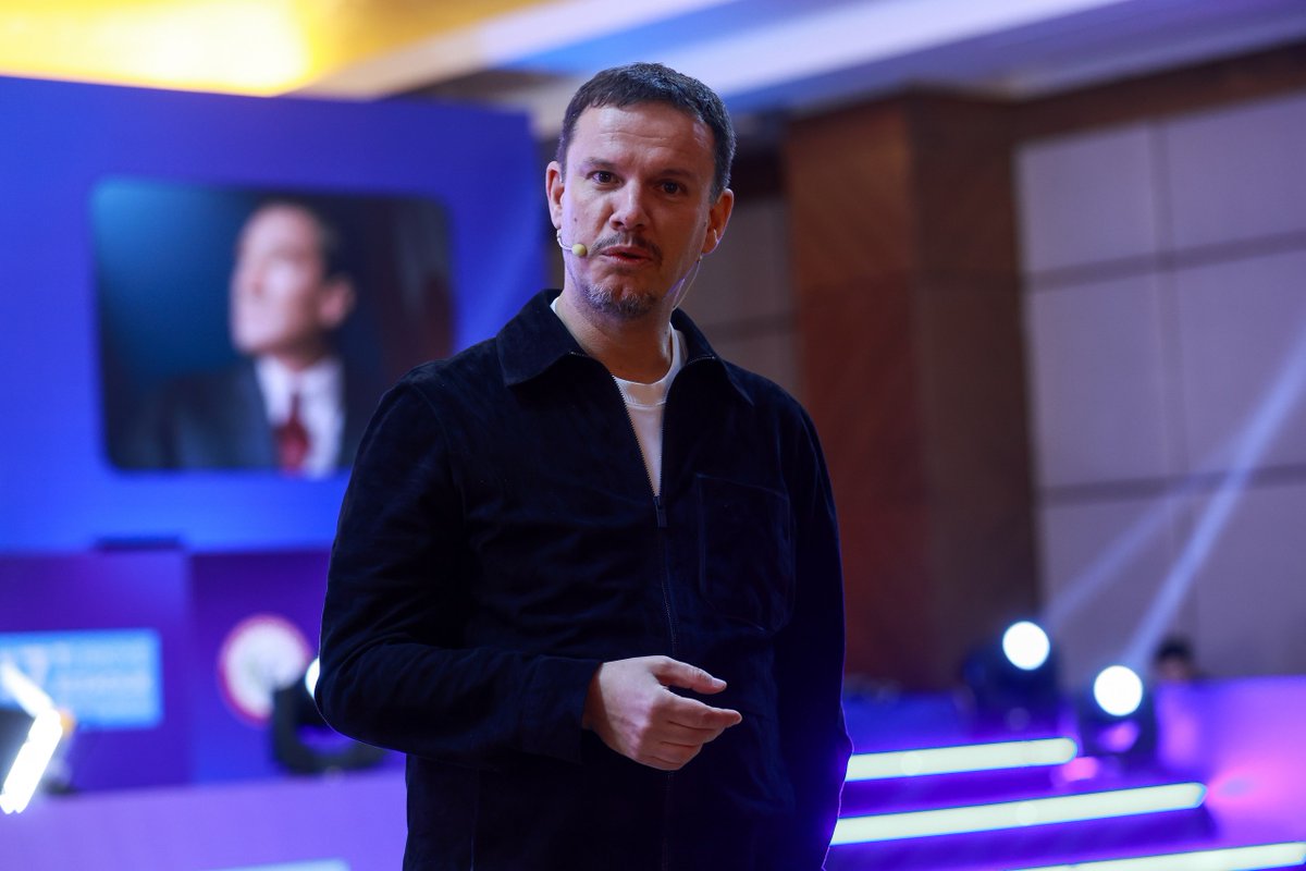 tebkurumsal's tweet photo. 17.Türkiye Eczacılık Kongresi’nin üçüncü gününde, “Türk Eczacıları Birliği Gençlik Komisyonu: Potansiyelini Keşfet, Geleceğini Şekillendir” başlıklı interaktif oturum, Gökhan Okçu’nun moderatörlüğünde, Türk Eczacıları Birliği Gençlik Komisyonu Fakülte Delegelerinin katılımıyla Gelecek Salonu’nda gerçekleştirildi.

Bu oturumda; Eczacılık Fakültelerinde okumakta olan mesleğimizin geleceği gençlerin kendi potansiyellerini keşfederek gelecek vizyonlarını nasıl şekillendireceklerine ilişkin değerlendirmelerde ve paylaşımlarda bulunuldu.

Güçlü bir meslek, sağlıklı bir gelecek için hep birlikteyiz!

#TürkiyeEczacılıkKongresi