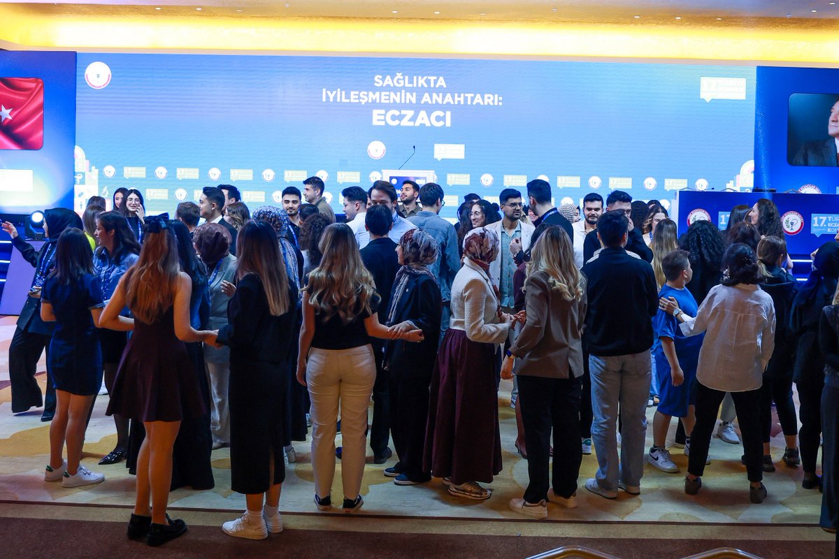 tebkurumsal's tweet photo. 17.Türkiye Eczacılık Kongresi’nin üçüncü gününde, “Türk Eczacıları Birliği Gençlik Komisyonu: Potansiyelini Keşfet, Geleceğini Şekillendir” başlıklı interaktif oturum, Gökhan Okçu’nun moderatörlüğünde, Türk Eczacıları Birliği Gençlik Komisyonu Fakülte Delegelerinin katılımıyla Gelecek Salonu’nda gerçekleştirildi.

Bu oturumda; Eczacılık Fakültelerinde okumakta olan mesleğimizin geleceği gençlerin kendi potansiyellerini keşfederek gelecek vizyonlarını nasıl şekillendireceklerine ilişkin değerlendirmelerde ve paylaşımlarda bulunuldu.

Güçlü bir meslek, sağlıklı bir gelecek için hep birlikteyiz!

#TürkiyeEczacılıkKongresi
