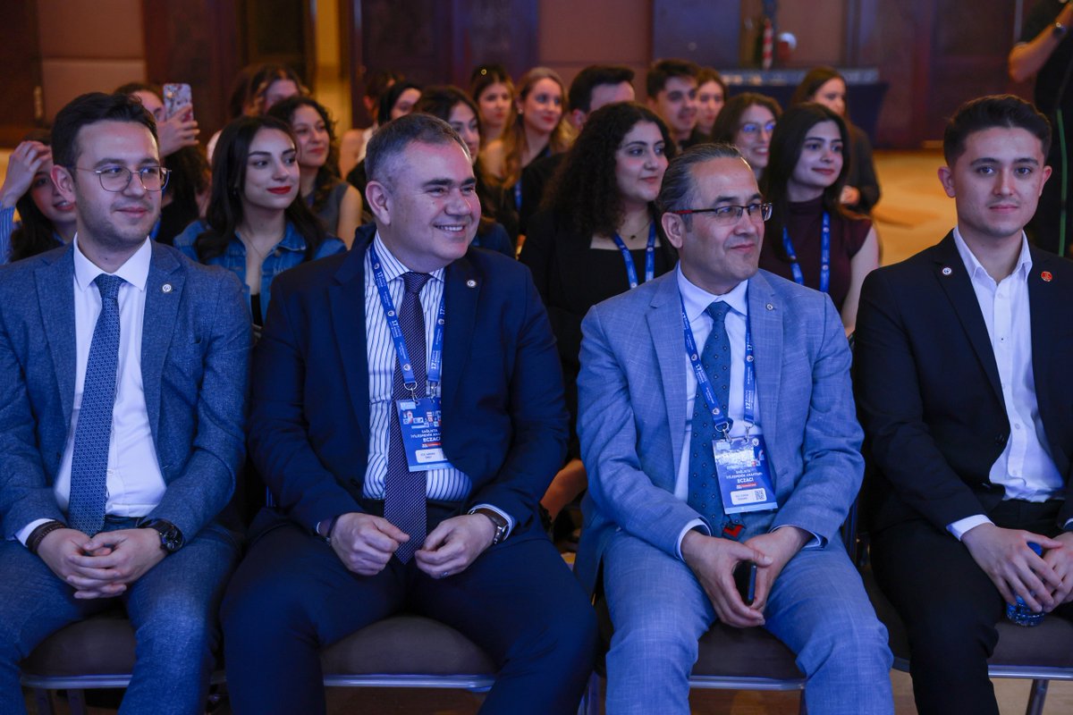 tebkurumsal's tweet photo. 17.Türkiye Eczacılık Kongresi’nin üçüncü gününde, “Türk Eczacıları Birliği Gençlik Komisyonu: Potansiyelini Keşfet, Geleceğini Şekillendir” başlıklı interaktif oturum, Gökhan Okçu’nun moderatörlüğünde, Türk Eczacıları Birliği Gençlik Komisyonu Fakülte Delegelerinin katılımıyla Gelecek Salonu’nda gerçekleştirildi.

Bu oturumda; Eczacılık Fakültelerinde okumakta olan mesleğimizin geleceği gençlerin kendi potansiyellerini keşfederek gelecek vizyonlarını nasıl şekillendireceklerine ilişkin değerlendirmelerde ve paylaşımlarda bulunuldu.

Güçlü bir meslek, sağlıklı bir gelecek için hep birlikteyiz!

#TürkiyeEczacılıkKongresi