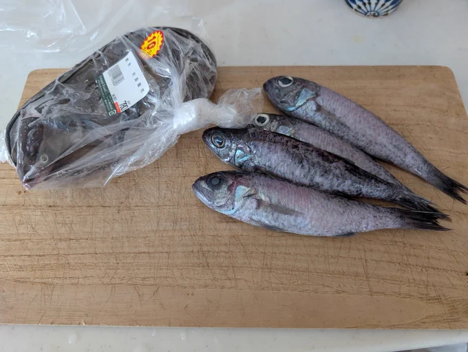 今週は川崎幸市場で買ったシロガイの酒蒸しと、ラゾーナ川崎で買ったスミクイウオの煮魚を作ってみました スミクイウオは初めて見ましたね! 思ったより身がしっかりしてる魚でした。 シロガイもかなり歯ごたえのある貝でした。好きな人は好きそう