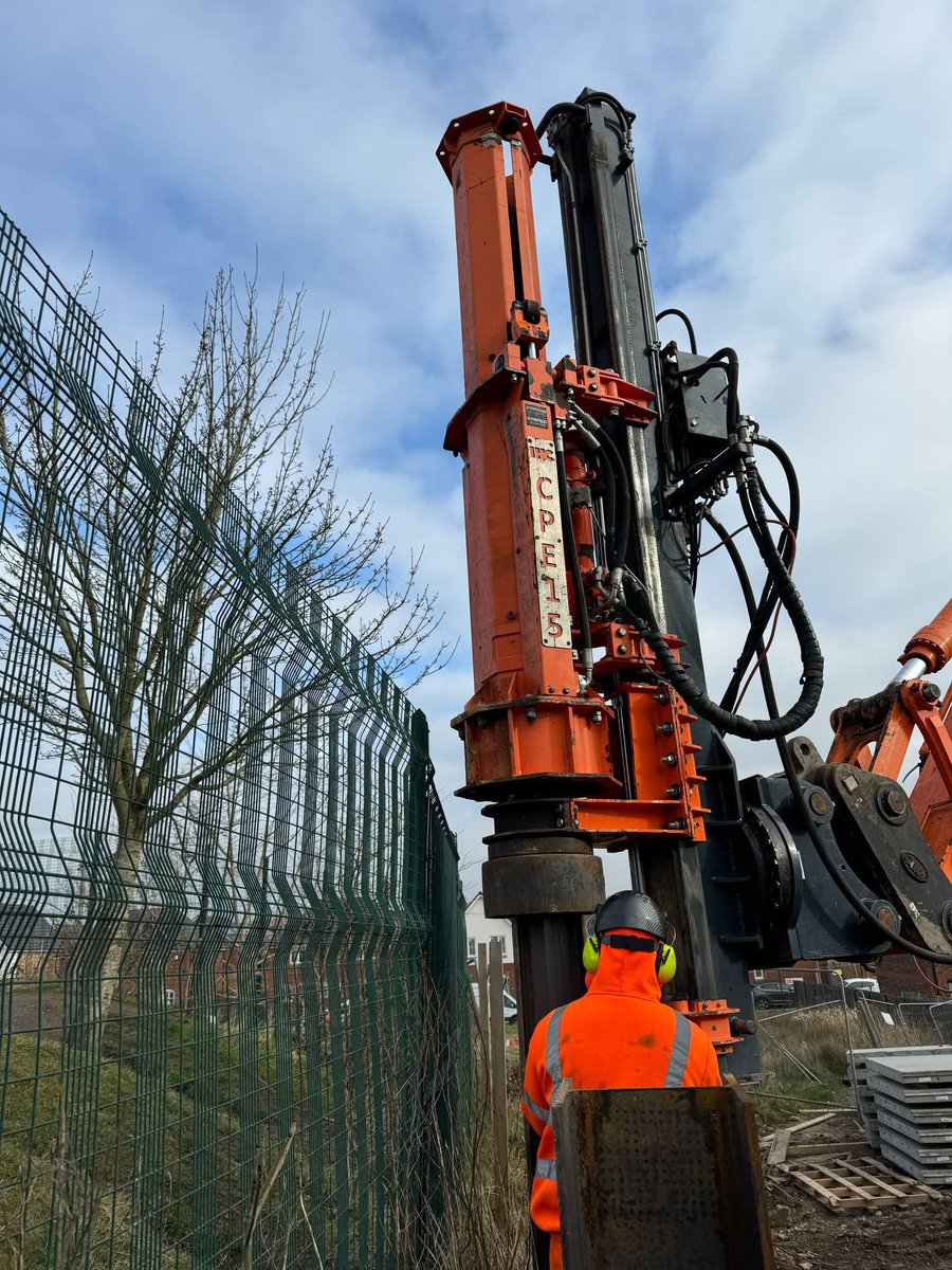 AGDEquipment's tweet photo. One of our Hyundai HX330L excavators with #SMS SG80 #SideGrip vibros installing a king post wall in Oldham for #ESS
The H beams were then impacted to level with one of our #Inpieq IHE15 accelerated #ImpactHammers
Operator and banksman supplied by us. https://t.co/kKZZUQUegn