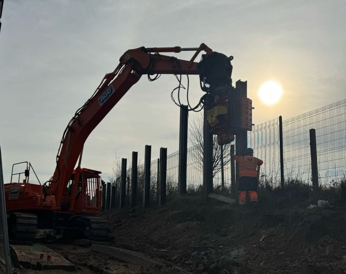 AGDEquipment's tweet photo. One of our Hyundai HX330L excavators with #SMS SG80 #SideGrip vibros installing a king post wall in Oldham for #ESS
The H beams were then impacted to level with one of our #Inpieq IHE15 accelerated #ImpactHammers
Operator and banksman supplied by us. https://t.co/kKZZUQUegn