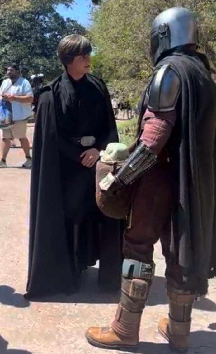 Mando3Updates's tweet photo. Din Djarin and Luke Skywalker have now crossed paths at Galaxy’s Edge in Disneyland California

Source - lightspeedtoendor [https://t.co/Tk7W4pZtbY ]

#starwars #TheMandalorian #ahsoka #grogu #dindjarin #bobafett #fennecshand #bokatan #disneyland #seasonoftheforce https://t.co/bYYdLXIir9