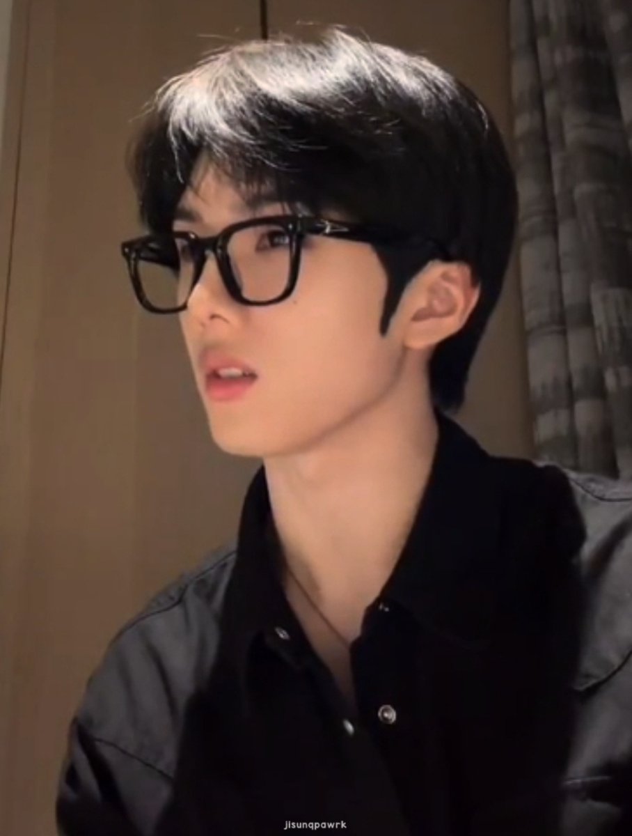 jisunqpawrk's tweet photo. jisung's perfect side profile https://t.co/JsBS9kbxzC