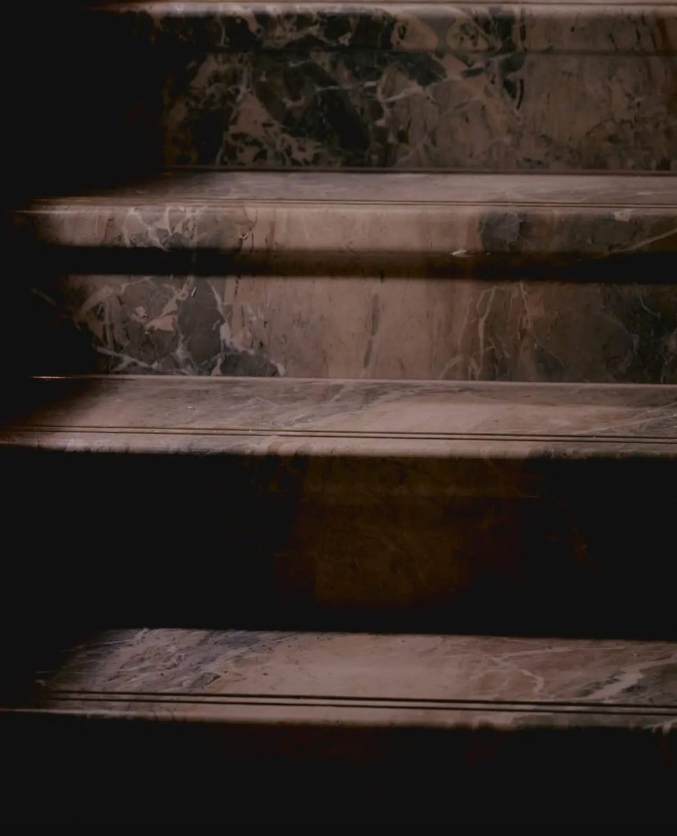 312GildedAge's tweet photo. Talk about a showstopper! The new cantilevered staircase at The Frick in NYC spans four floors, made from 18 tons of rare Breccia Aurora Blue marble from Italy. A bold, elegant feat of design that’s turning heads—and floating like a dream. #TheFrickCollection https://t.co/FFdJfdTrt9