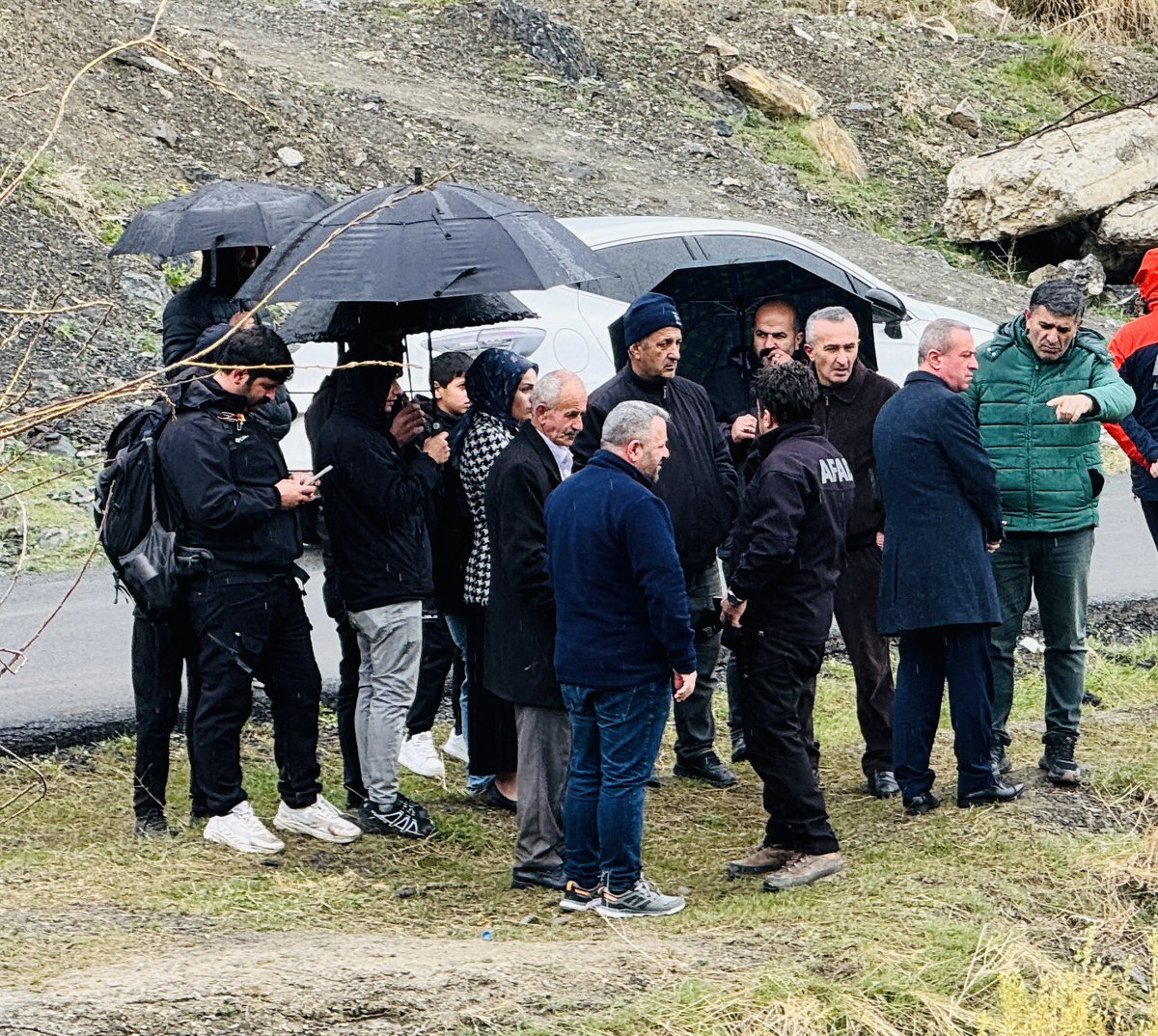KayaZeydin's tweet photo. 📍Hakkari

Hakkari'nin Karşıyaka Mahallesi'nde (Pirodan) yaşayan ve üç gündür haber alınamayan 60 yaşındaki Felek KESKİN ablamızın arama çalışmalarını yerinde inceledik. 
Akrabalarıyla bir araya geldik. 

AFAD Ekiplerenden yapılan çalışmalarla ilgili bilgi aldık. 

Kaybolan ablamızın en kısa zamanda bulunması, benzer acıların bir daha yaşanmaması duasıyla...

@Akparti 
@RTErdogan 
@abuyukgumus 
@MustafaAlkayis 
@HasimTaskiran