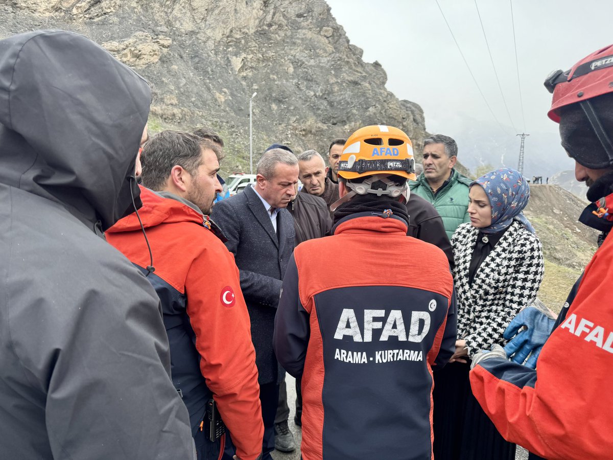 KayaZeydin's tweet photo. 📍Hakkari

Hakkari'nin Karşıyaka Mahallesi'nde (Pirodan) yaşayan ve üç gündür haber alınamayan 60 yaşındaki Felek KESKİN ablamızın arama çalışmalarını yerinde inceledik. 
Akrabalarıyla bir araya geldik. 

AFAD Ekiplerenden yapılan çalışmalarla ilgili bilgi aldık. 

Kaybolan ablamızın en kısa zamanda bulunması, benzer acıların bir daha yaşanmaması duasıyla...

@Akparti 
@RTErdogan 
@abuyukgumus 
@MustafaAlkayis 
@HasimTaskiran