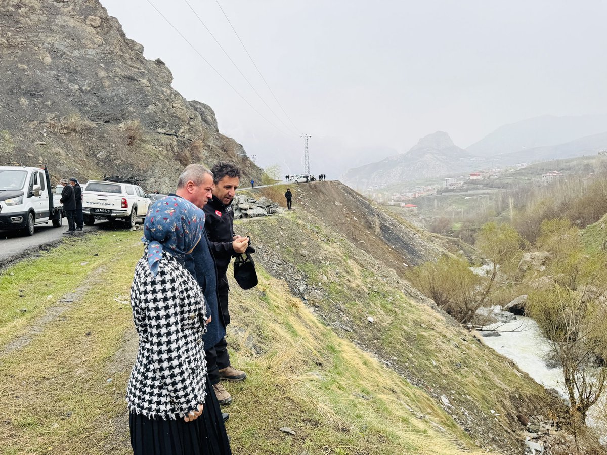 KayaZeydin's tweet photo. 📍Hakkari

Hakkari'nin Karşıyaka Mahallesi'nde (Pirodan) yaşayan ve üç gündür haber alınamayan 60 yaşındaki Felek KESKİN ablamızın arama çalışmalarını yerinde inceledik. 
Akrabalarıyla bir araya geldik. 

AFAD Ekiplerenden yapılan çalışmalarla ilgili bilgi aldık. 

Kaybolan ablamızın en kısa zamanda bulunması, benzer acıların bir daha yaşanmaması duasıyla...

@Akparti 
@RTErdogan 
@abuyukgumus 
@MustafaAlkayis 
@HasimTaskiran