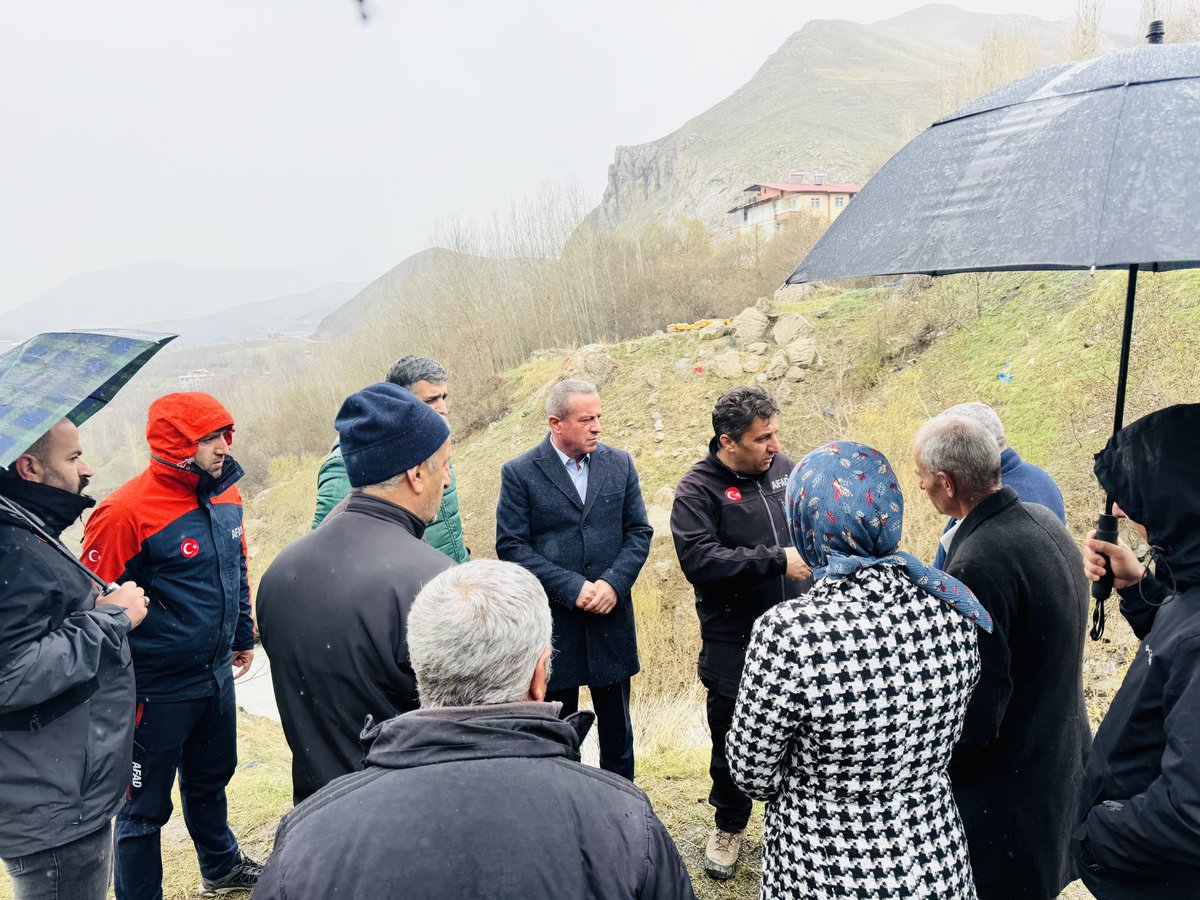 KayaZeydin's tweet photo. 📍Hakkari

Hakkari'nin Karşıyaka Mahallesi'nde (Pirodan) yaşayan ve üç gündür haber alınamayan 60 yaşındaki Felek KESKİN ablamızın arama çalışmalarını yerinde inceledik. 
Akrabalarıyla bir araya geldik. 

AFAD Ekiplerenden yapılan çalışmalarla ilgili bilgi aldık. 

Kaybolan ablamızın en kısa zamanda bulunması, benzer acıların bir daha yaşanmaması duasıyla...

@Akparti 
@RTErdogan 
@abuyukgumus 
@MustafaAlkayis 
@HasimTaskiran
