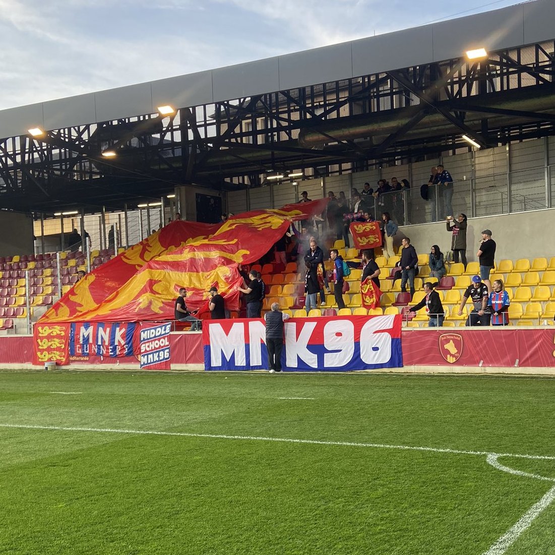 Malgré la période catastrophique que vit le SM Caen, plus de 50 supporters caennais avaient encore fait le déplacement à Rodez hier soir, à près de 800km de route ! 👏👏

Il faut le faire vu le contexte actuel du club, énorme respect !

(<a href="/footmultiple/">Foot Multiple</a>)