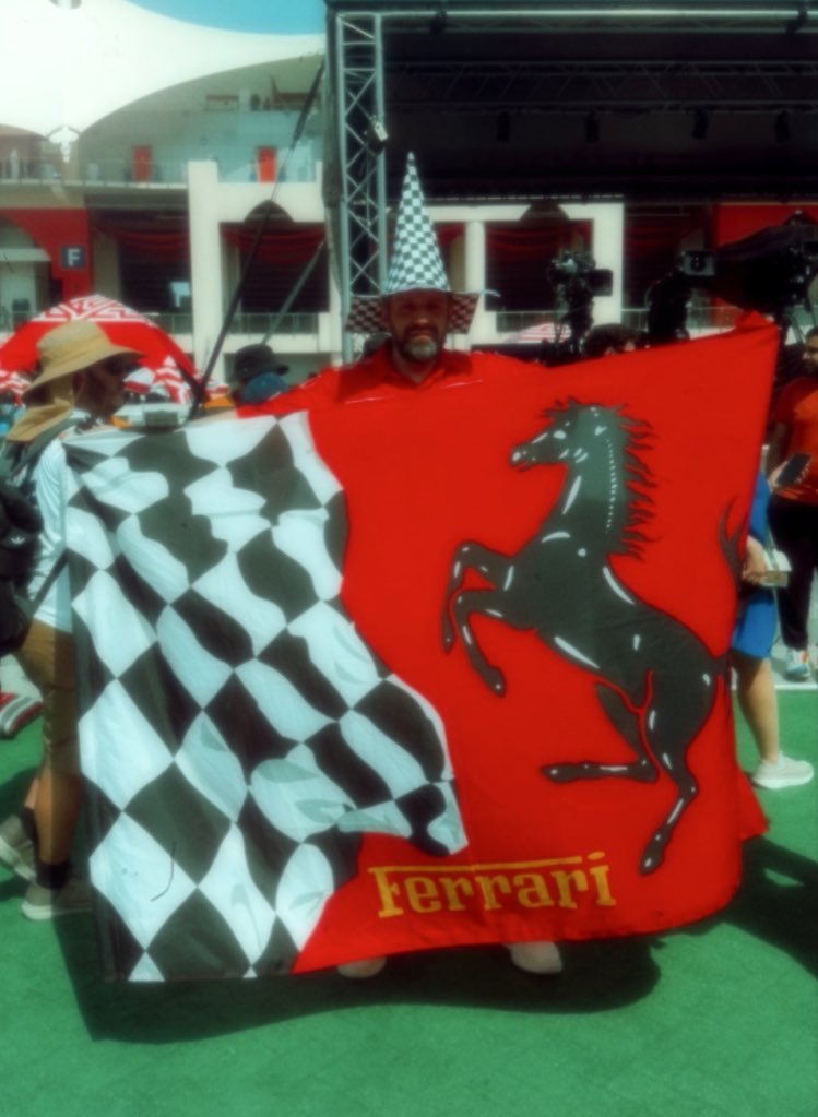 SaraLovesF1's tweet photo. Beating the heat ☀️🏎️ #BahrainGP https://t.co/vrixmKAXBQ