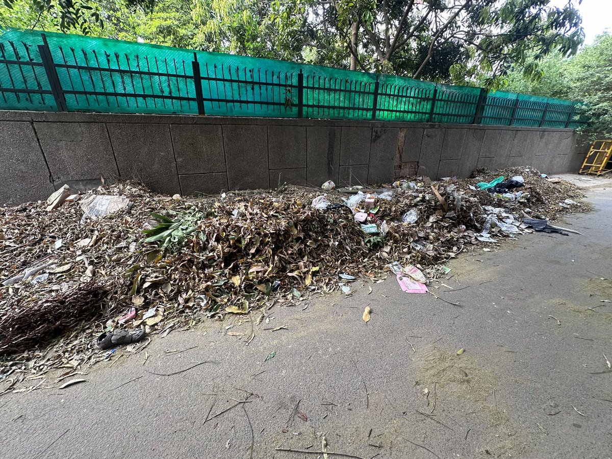 CASaurabhMD's tweet photo. @tweetndmc @p_sahibsingh @gupta_rekha @CMODelhi @DelhiGovDigital @MoHFW_INDIA @SwachhBharatGov @NewDelhiTimes this is level of sanitation maitained by #ndmc in #barakhambaroad bengali market area. Repeatedly done and many complaints in vain https://t.co/orNuffIVIN