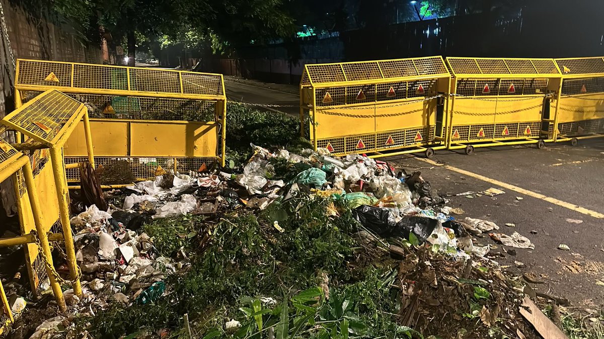 CASaurabhMD's tweet photo. @tweetndmc @p_sahibsingh @gupta_rekha @CMODelhi @DelhiGovDigital @MoHFW_INDIA @SwachhBharatGov @NewDelhiTimes this is level of sanitation maitained by #ndmc in #barakhambaroad bengali market area. Repeatedly done and many complaints in vain https://t.co/orNuffIVIN