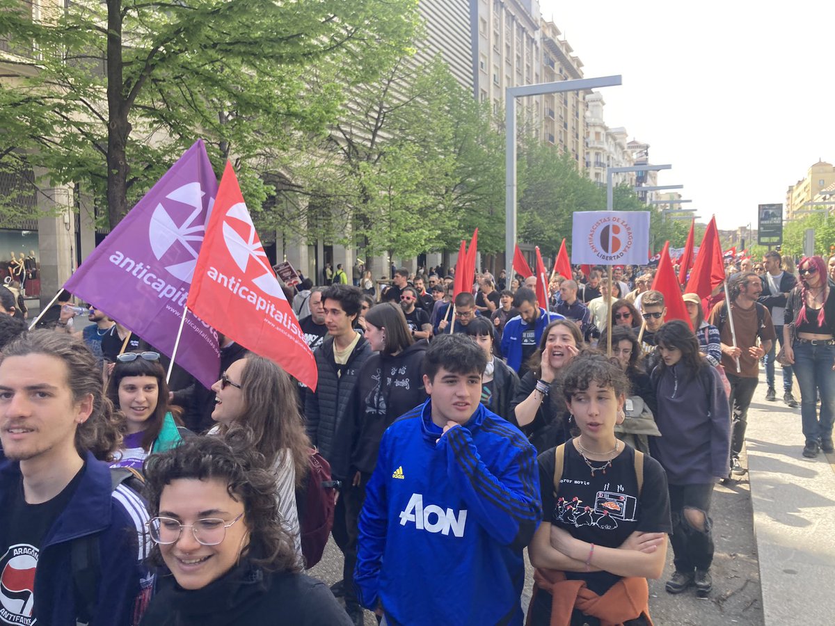 En la manifestación <a href="/Libertad6Zgz/">Libertad 6 de Zaragoza</a> por las calles del centro de Zaragoza. Más de 3000 personas en un ambiente combativo exigiendo la libertad y el indulto al gobierno PSOE-Sumar. Ni un día más en prisión! Buen cortejo de <a href="/anticapi_/">Anticapitalistas</a>