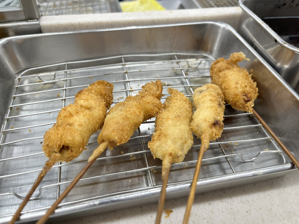 link_yuchi's tweet photo. 今日は通天閣下の新天地で串カツを食べようと八重勝にお邪魔！

だるまのどて煮も好きだけど、この八重勝の白味噌どて煮も美味い！酒が進む！ https://t.co/9yQygYNvur