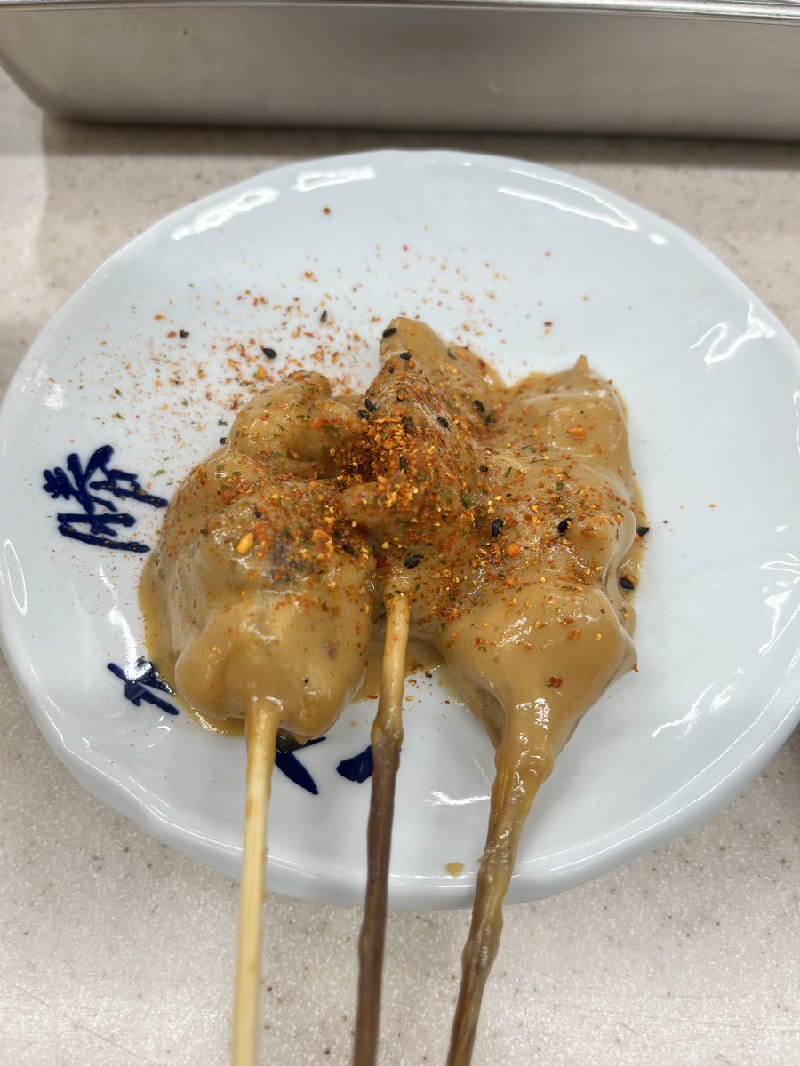 link_yuchi's tweet photo. 今日は通天閣下の新天地で串カツを食べようと八重勝にお邪魔！

だるまのどて煮も好きだけど、この八重勝の白味噌どて煮も美味い！酒が進む！ https://t.co/9yQygYNvur