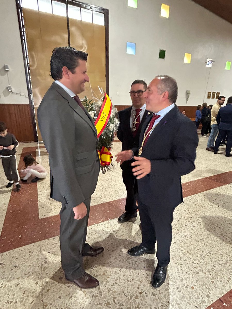VOX_SevCapital's tweet photo. Con especial cariño visitamos la Hermandad de los Dolores de Torreblanca @HdadlosDolores a los que deseamos un fructífero #SabadoDePasión https://t.co/1W9PRnYZBO