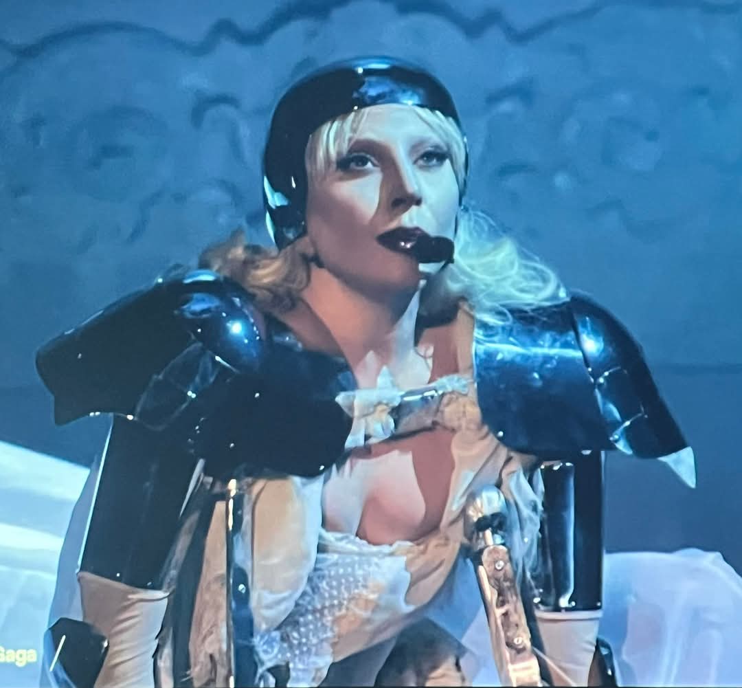MundoTv8's tweet photo. Lady Gaga demostró en Coachella que es la máxima artista pop de esta década, nos dio un show de calidad.
#LADYGAGA https://t.co/9TRMVeTOZy