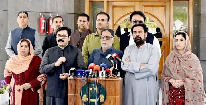 بلوچستان میں ادب صحافت اور سیاست اپنا بھرم کھوچکی ہے۔جب آپ کا ادیب لاتعلق صحافی تعلقات کا پیاساہو پریس کلبز چاۓ خانہ خوش آمدخانہ ہو اور سیاستدان پیراشوٹر بن جائے تو آپ کے سماج کا وہی حال ہوتا ہے جو اس وقت حسین بلوچستان کاہے۔
<a href="/sakhtarmengal/">Akhtar Mengal</a> <a href="/HamidMirPAK/">Hamid Mir حامد میر</a>